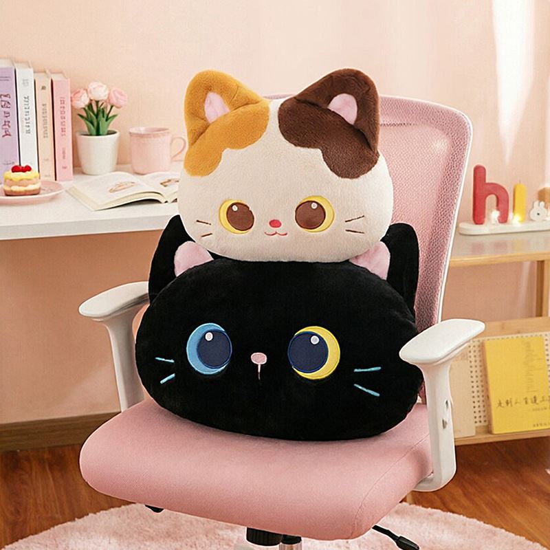 Schattig en schattig drie-kleurige kat en zwarte kat kussen en pluche speelgoed