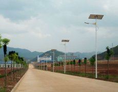 Zonnefotovoltaïsche krachginne, zonnestraotlampen en LED-straotlampe zien de ...
